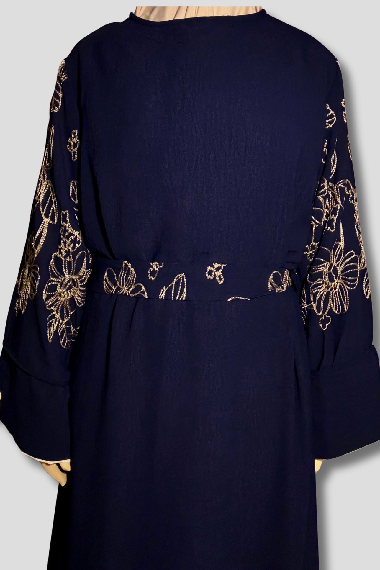 L’Abaya Brodée - Bleu Nuit